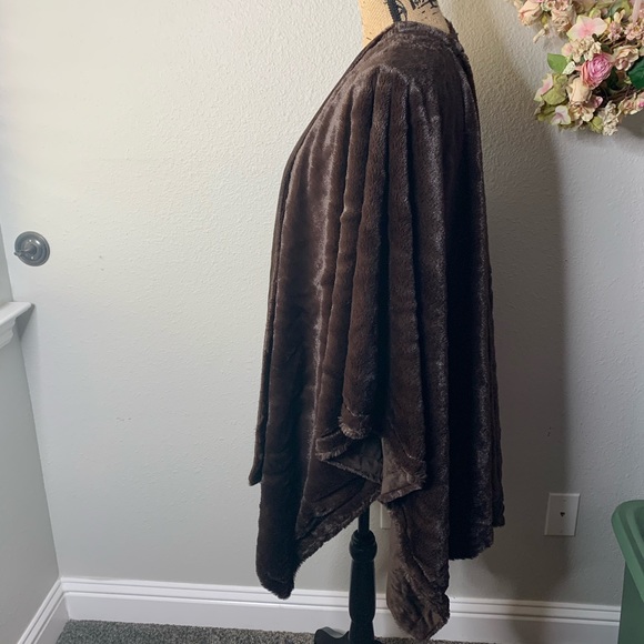 NWOT Concierge Collection Shawl Wrap - Picture 10 of 12